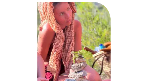 Nathalie Varlet lors d'un rituel de cycle féminin